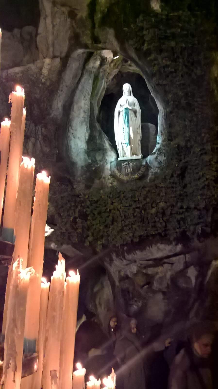 Grotte de Massabielle, en avril 2019, de nuit, avec le chandelier éclairé au premier plan