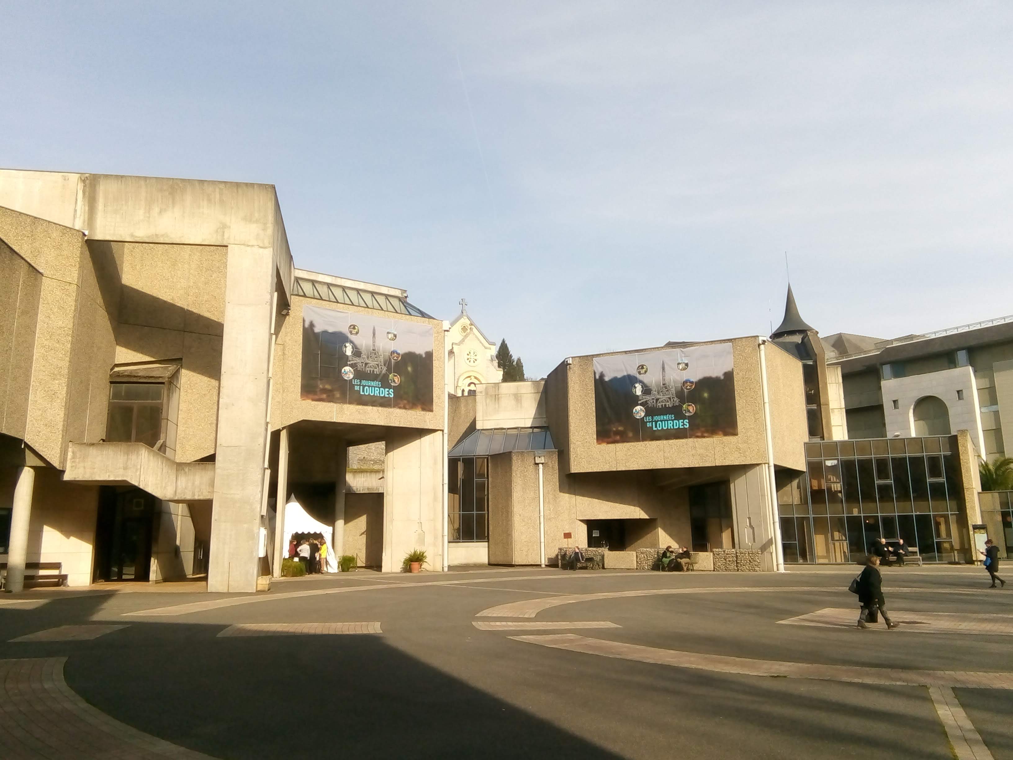 Eglise Sainte Bernadette avec un parvis vide, lors des Journées de Lourdes de Février 2020