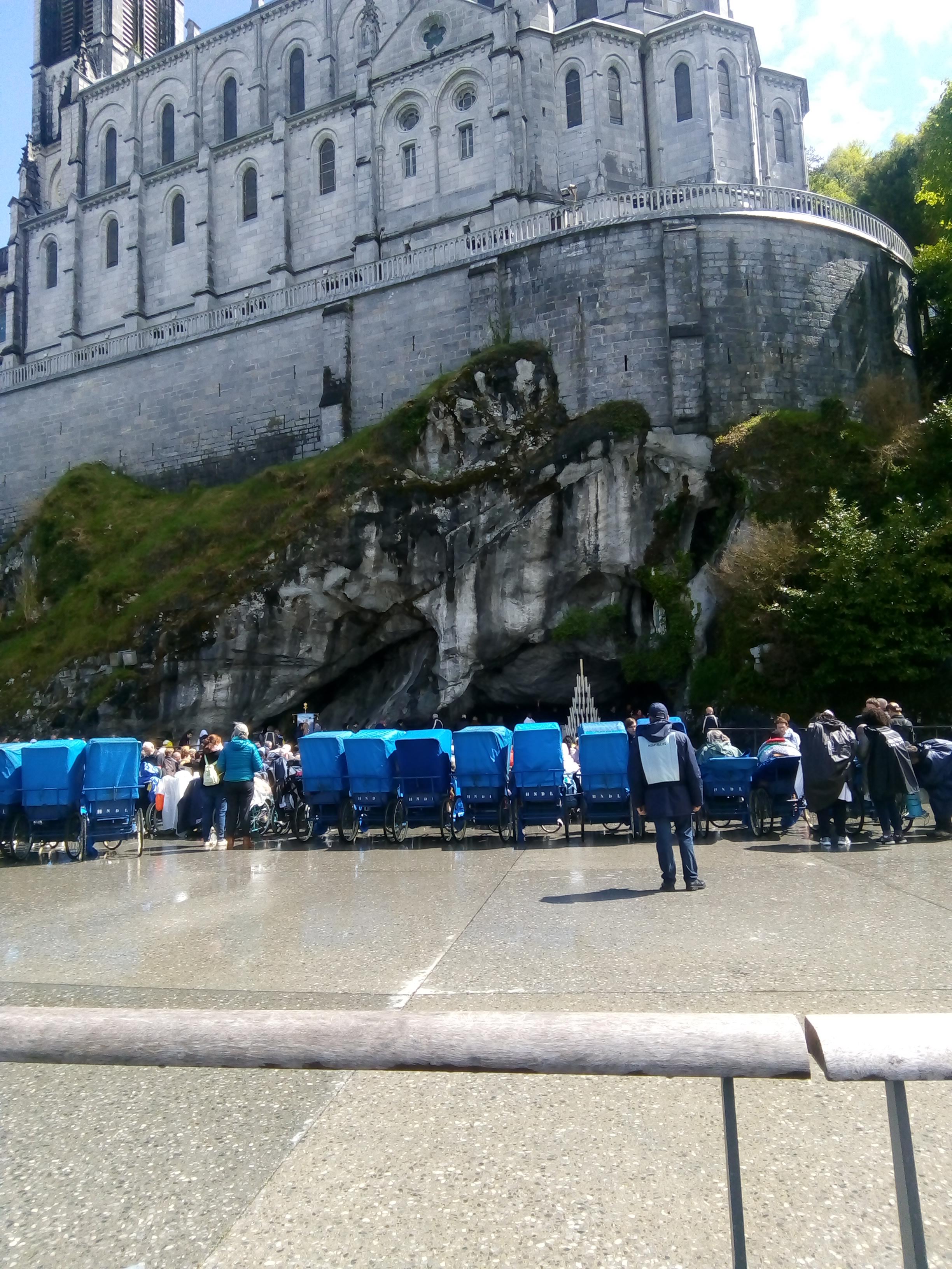 L'hospitalité d'Evry devant la Grotte pour le Chapelet radiodiffusé du pèlerinage d'avril 2019