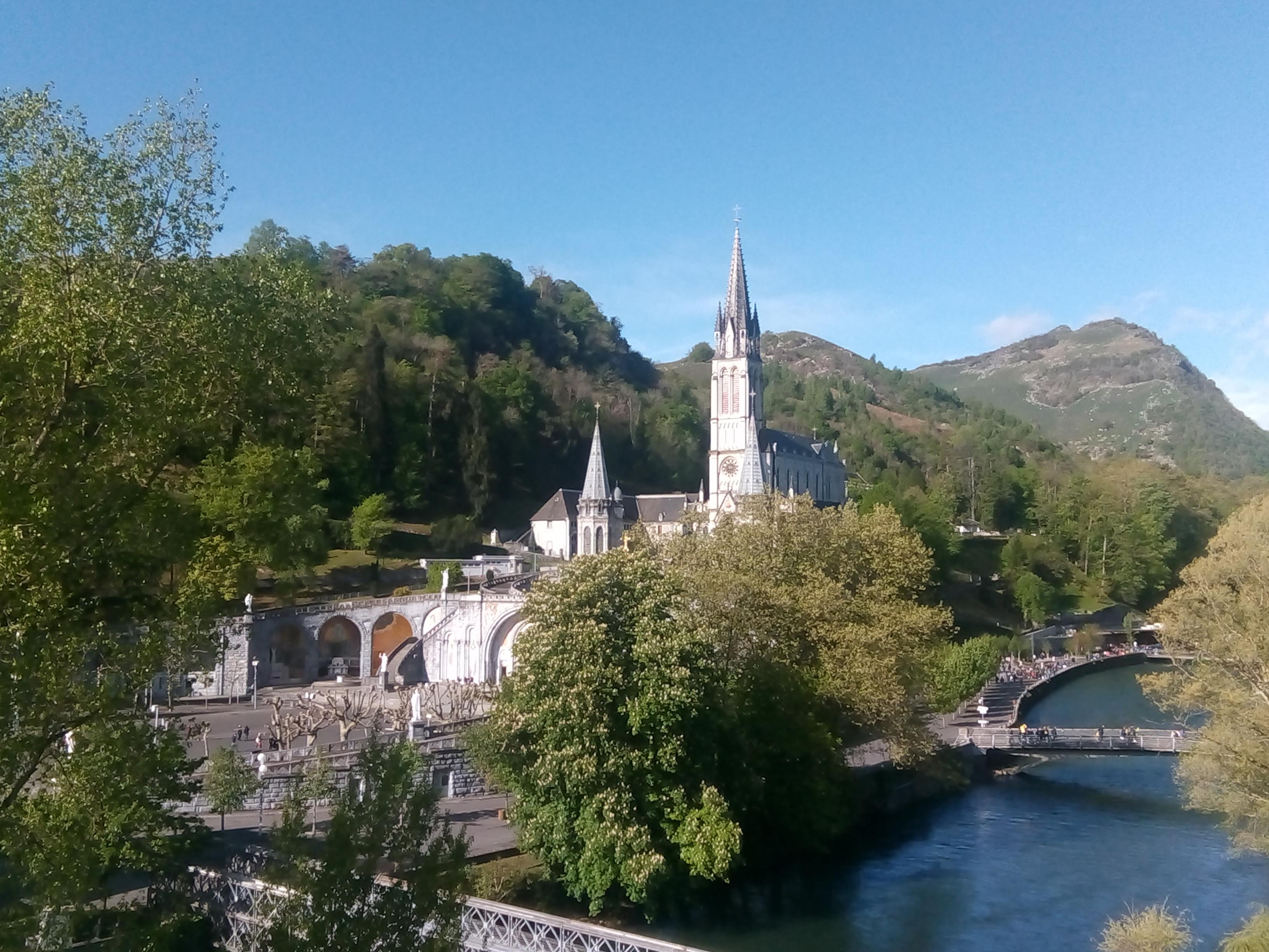 Vue sur la Basilique du Rosaire depuis la Terrasse de l'Accueil Notre Dame, Hospitalité d'Evry avril 2019